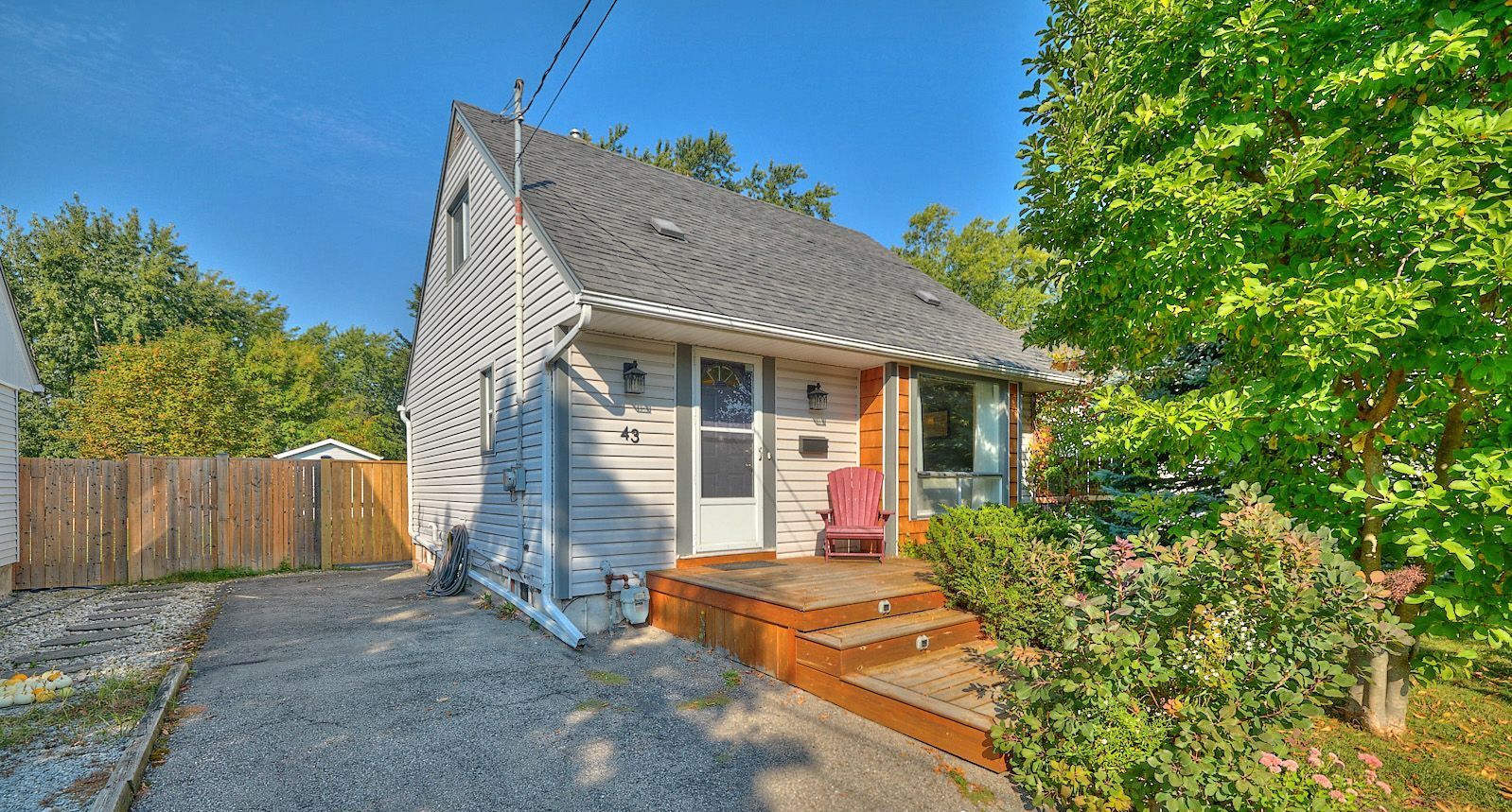 A well-maintained 1.5-story home with two bedrooms in Thorold, Ontario.