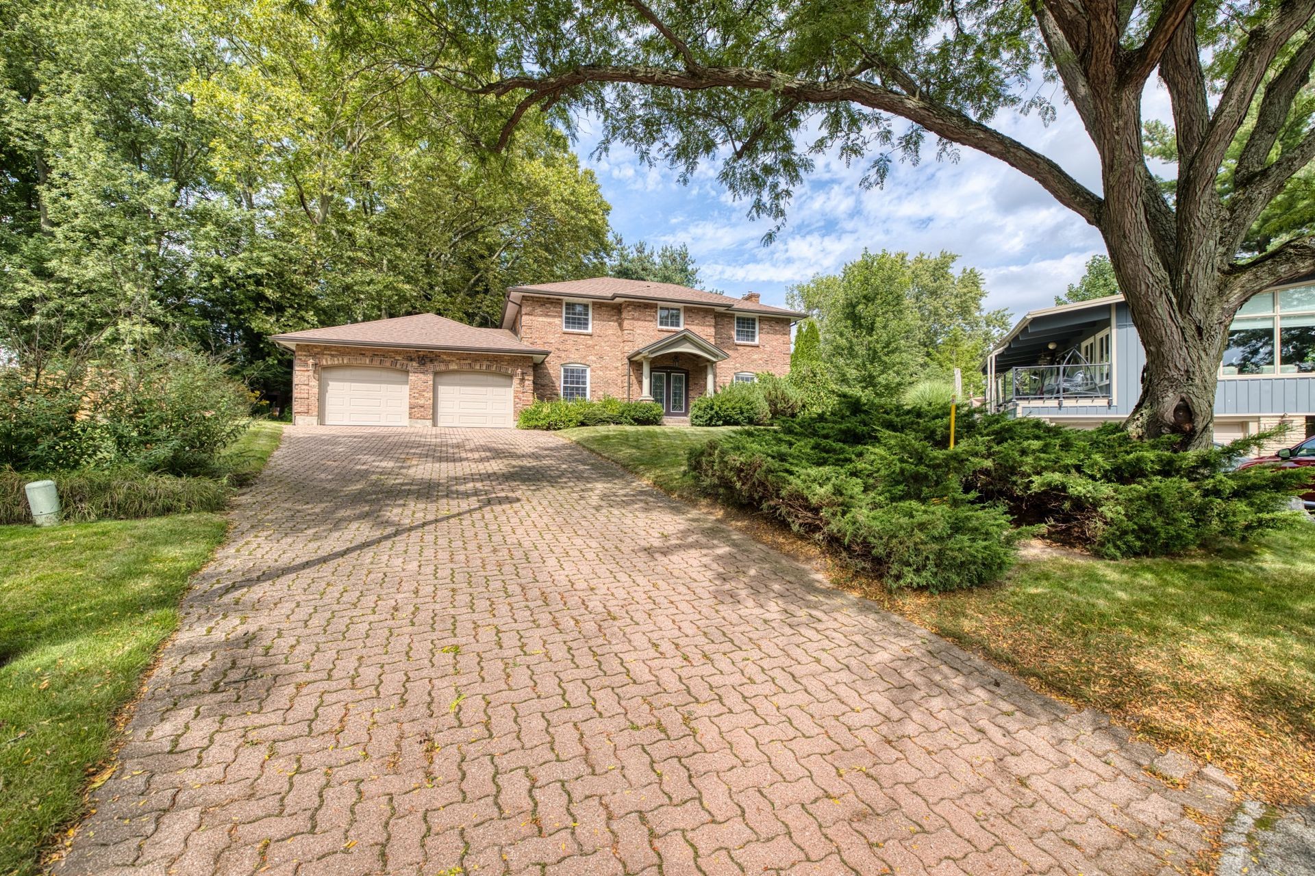The exterior of an all-brick two-storey detached home in Fonthill, Ontario.