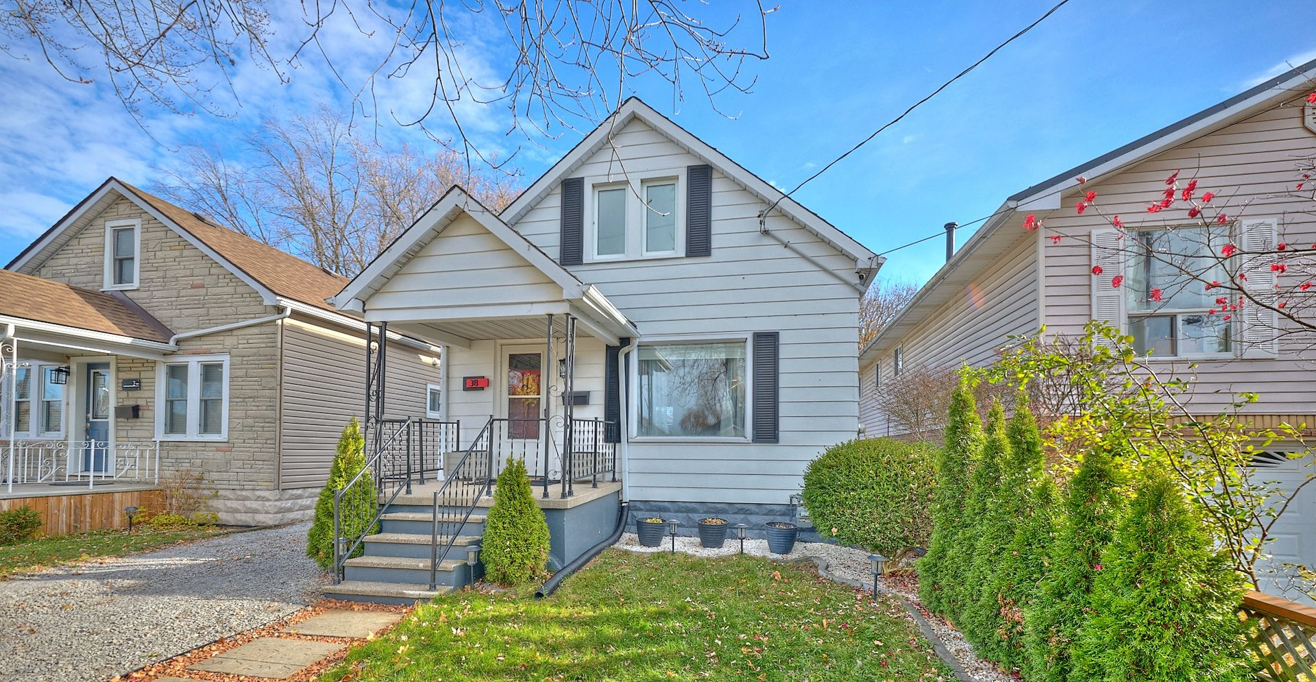 A detached 1.5-storey home in Welland, Ontario.