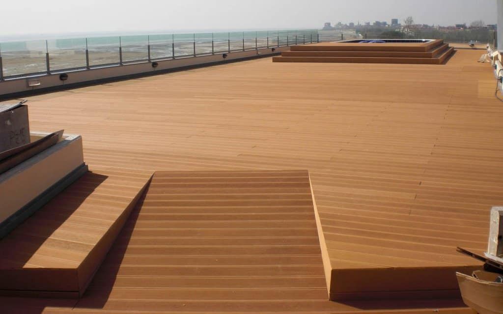 Un ponte di legno con scale che conducono all'oceano