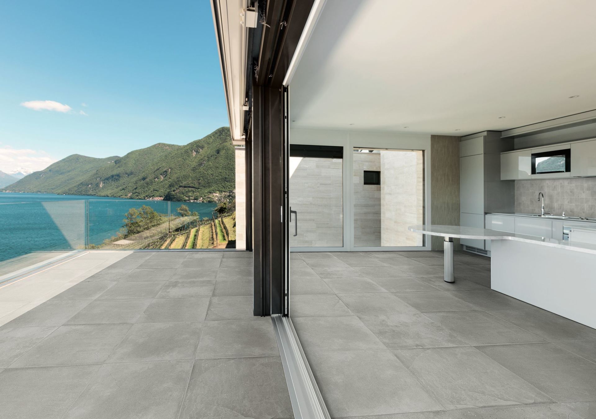 Una cucina con vista sull'oceano e sulle montagne.