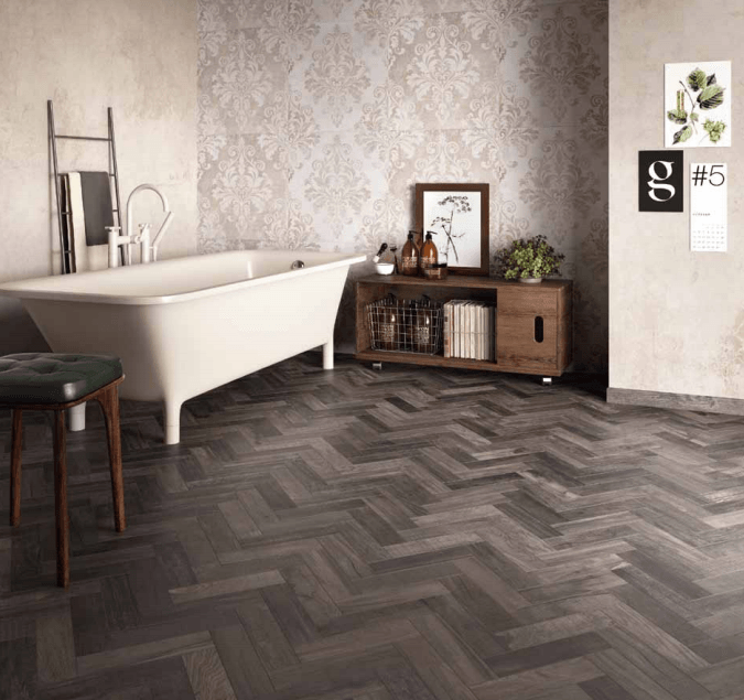 Un bagno con pavimento a spina di pesce e vasca da bagno