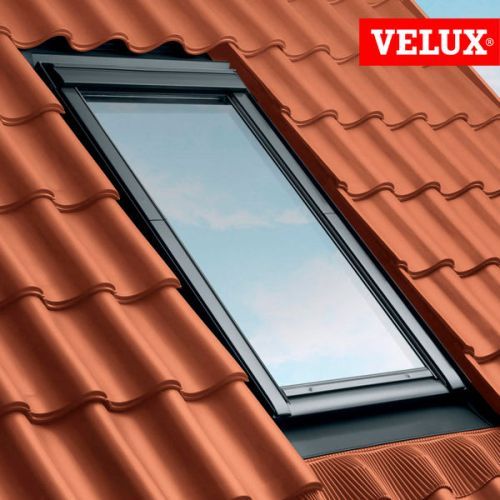 Un'immagine di un lucernario Velux su un tetto