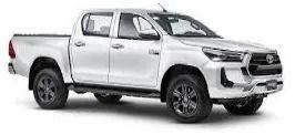 Camioneta Toyota blanca sobre fondo liso, vista frontal derecha en ángulo.