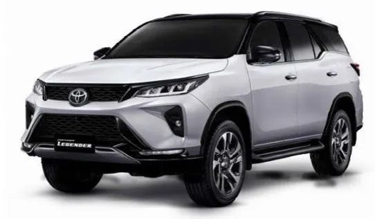 Un SUV Toyota plateado sobre fondo blanco, mostrado en vista frontal de tres cuartos.