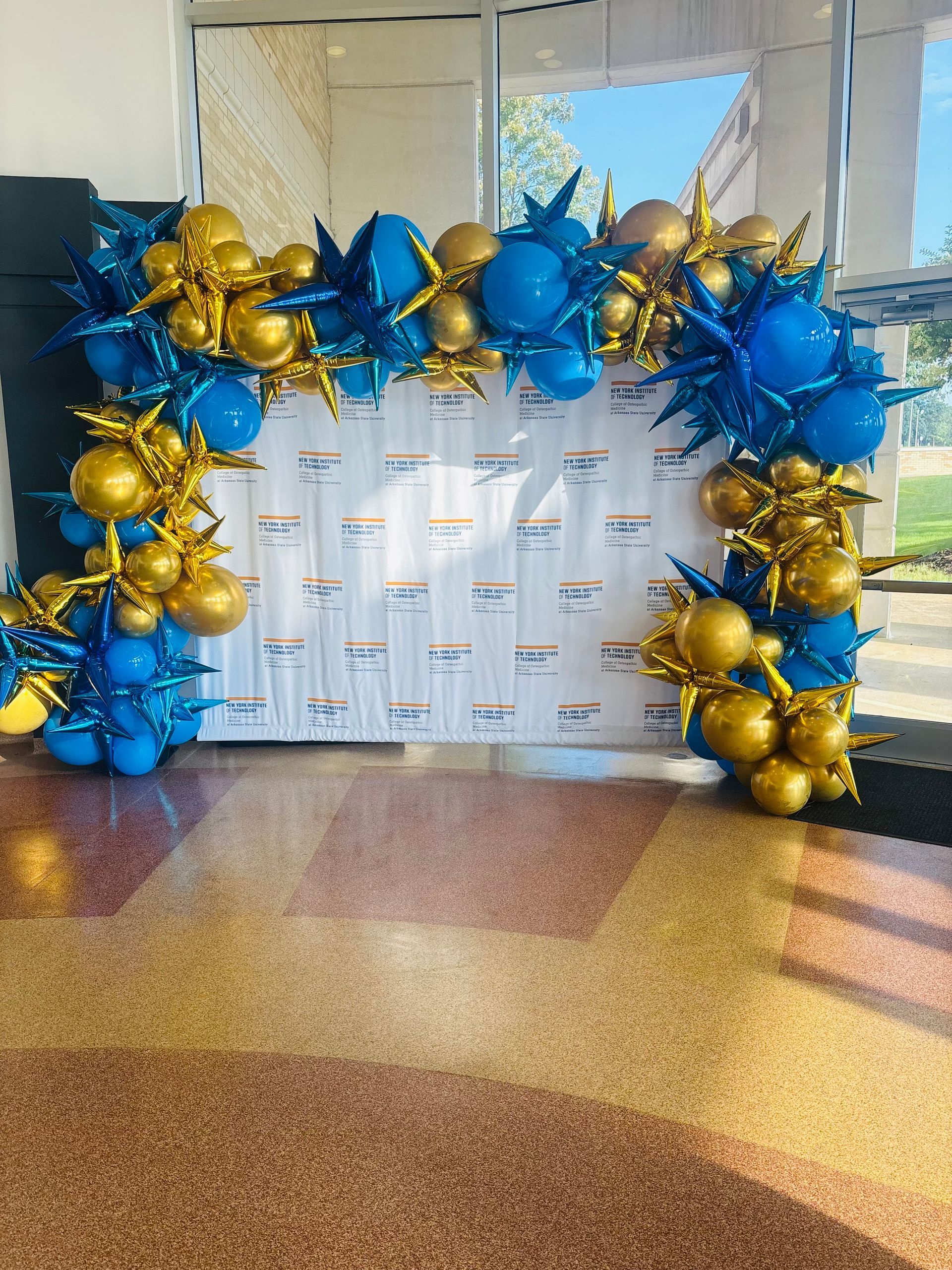 blue and gold baloon arch