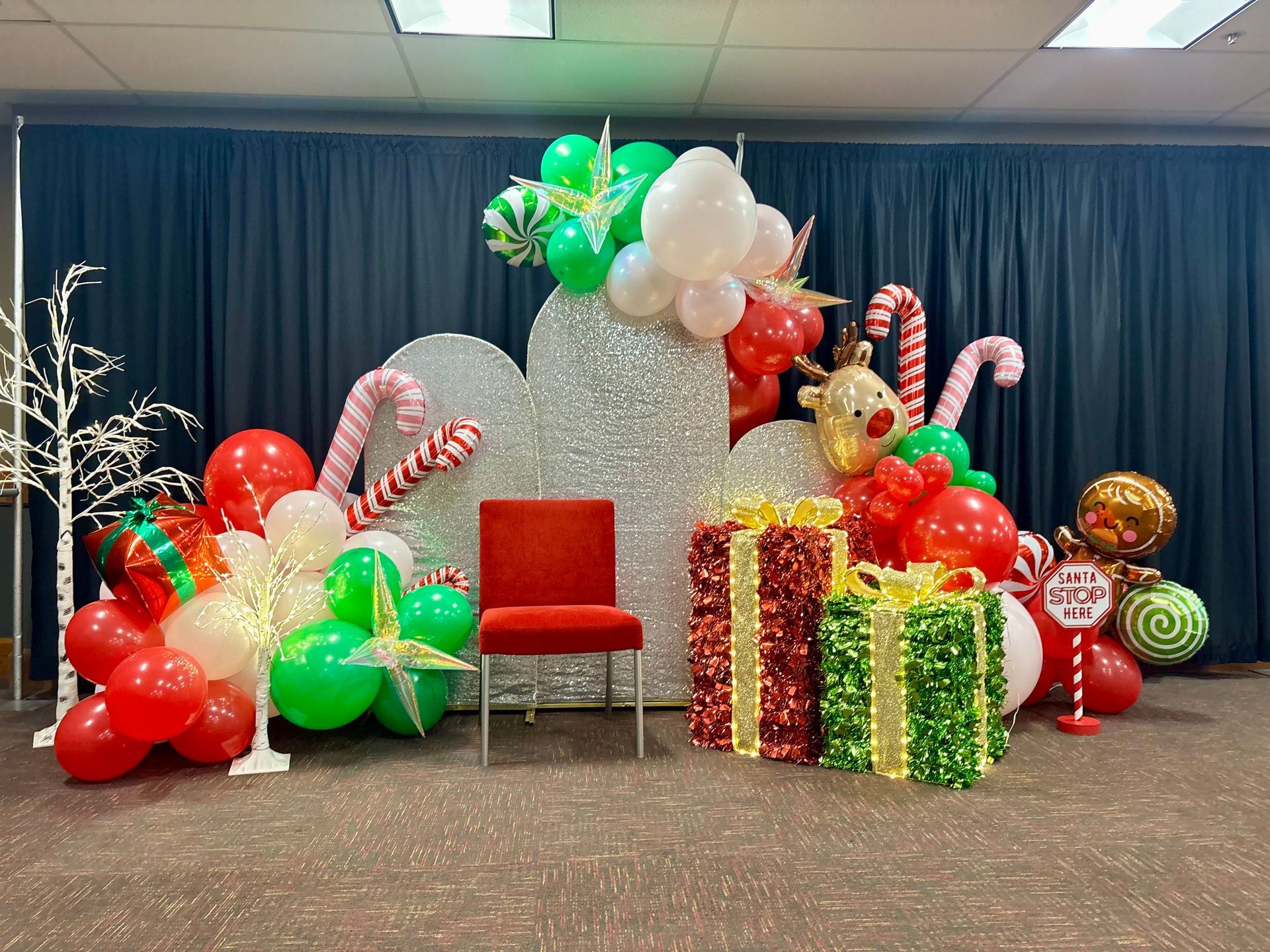 santa backdrop with balloons