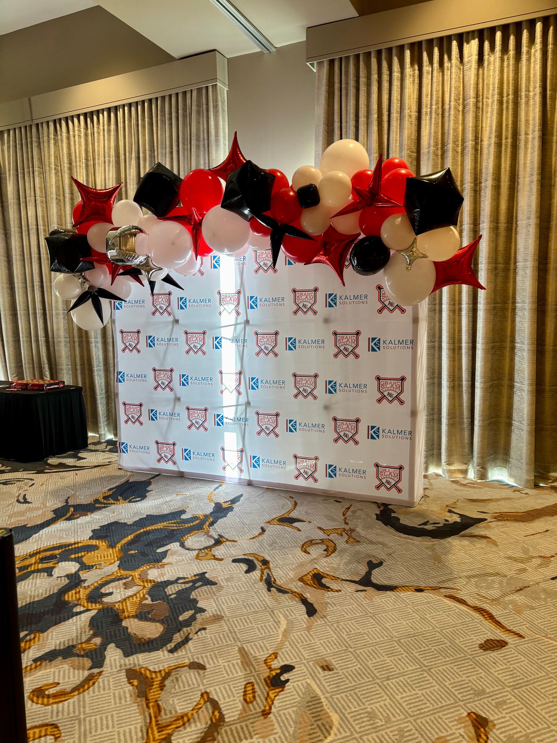 balloon arch photo backdrop