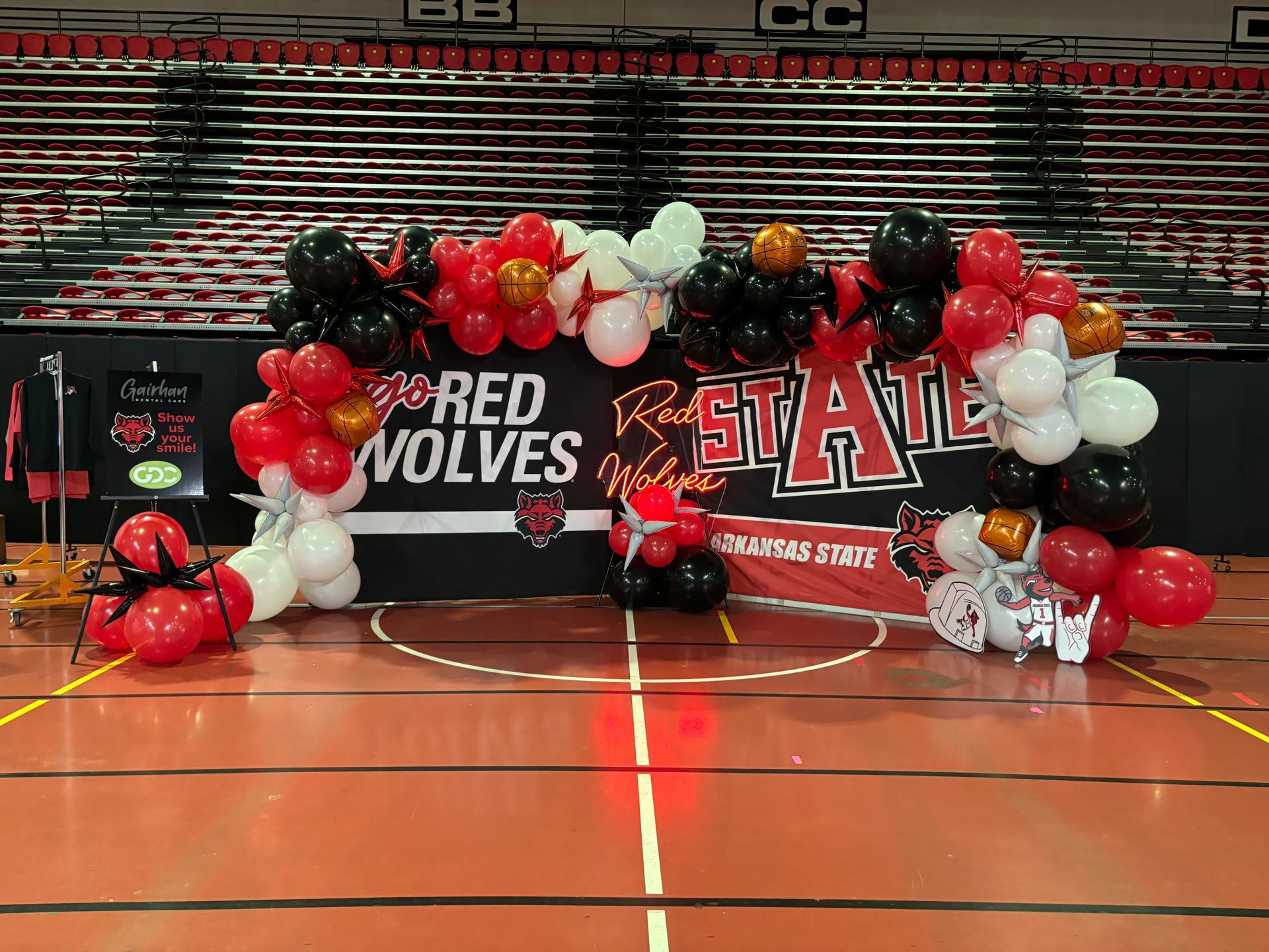 red and black balloon arch for athletic event
