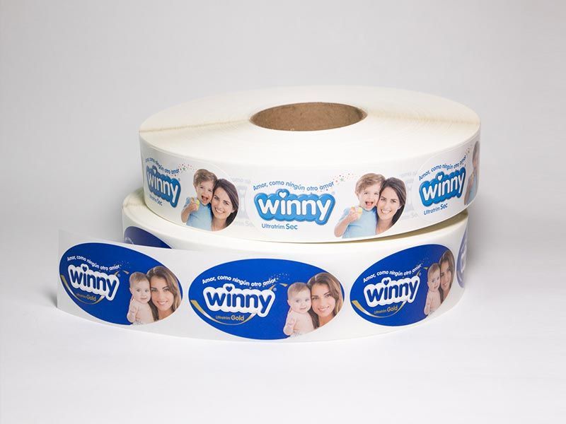 Dos rollos de papel higiénico de la marca Winny sobre un fondo blanco.