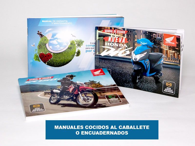 Tres manuales de motocicleta mostrados sobre un fondo blanco, con un banner de texto en español debajo.