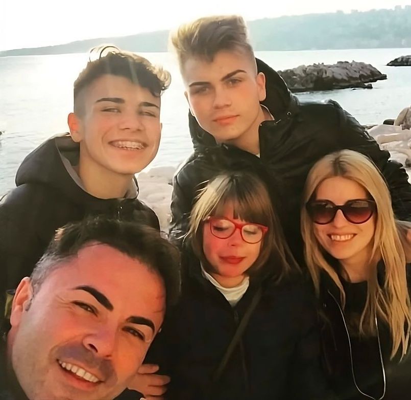 Una famiglia in posa per una foto, la ragazza al centro ha la sindrome di Sturge-Weber