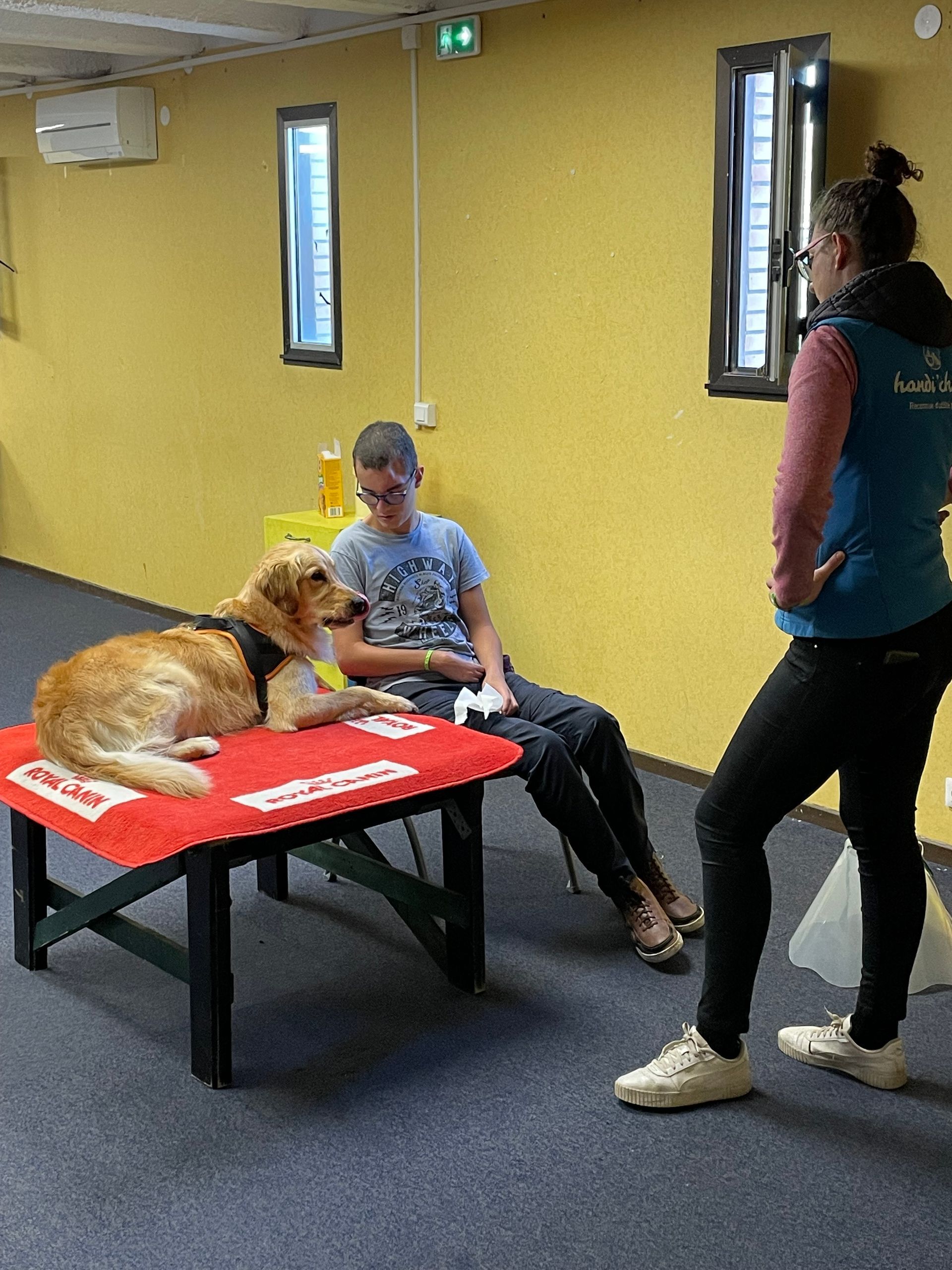 Un ragazzo con la sindrome di Sturge Weber con il cane