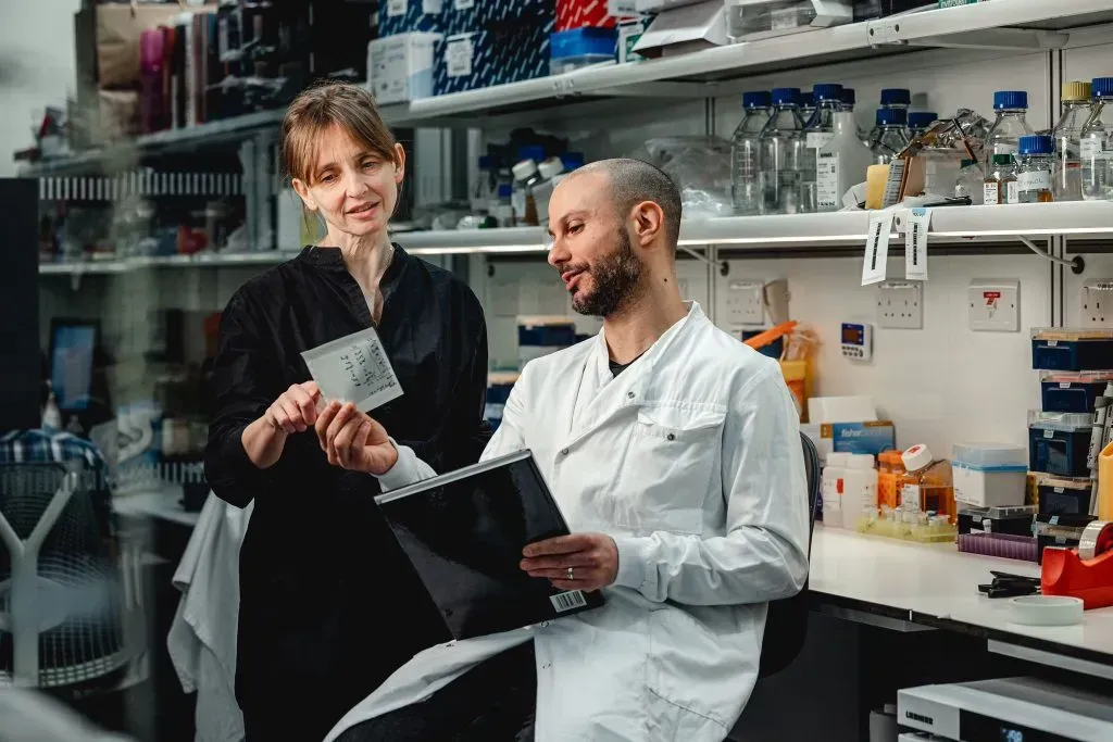 Un uomo e una donna sono in piedi in un laboratorio di ricerca per la sindrome di Sturge Weber