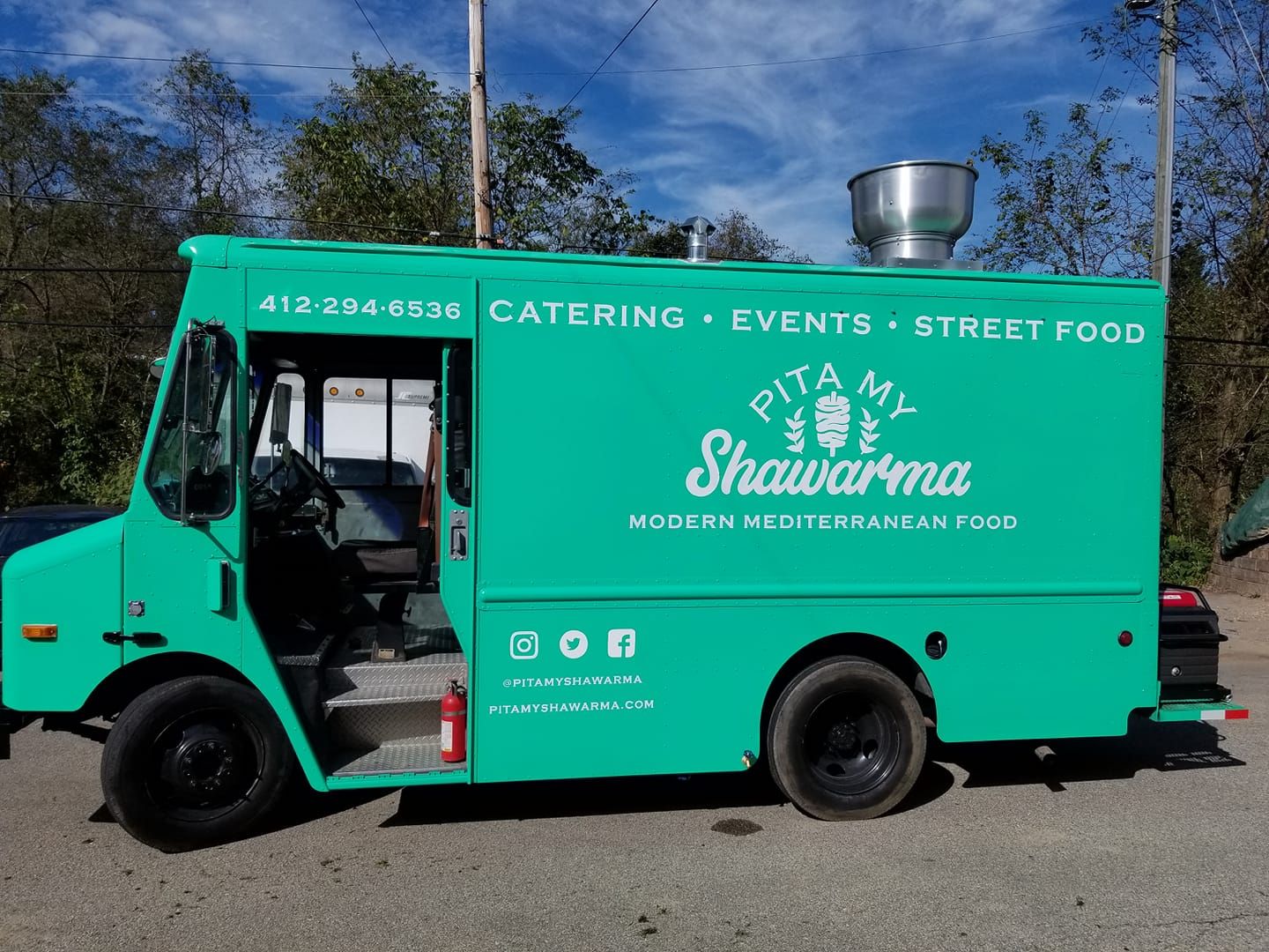 Green food truck: 