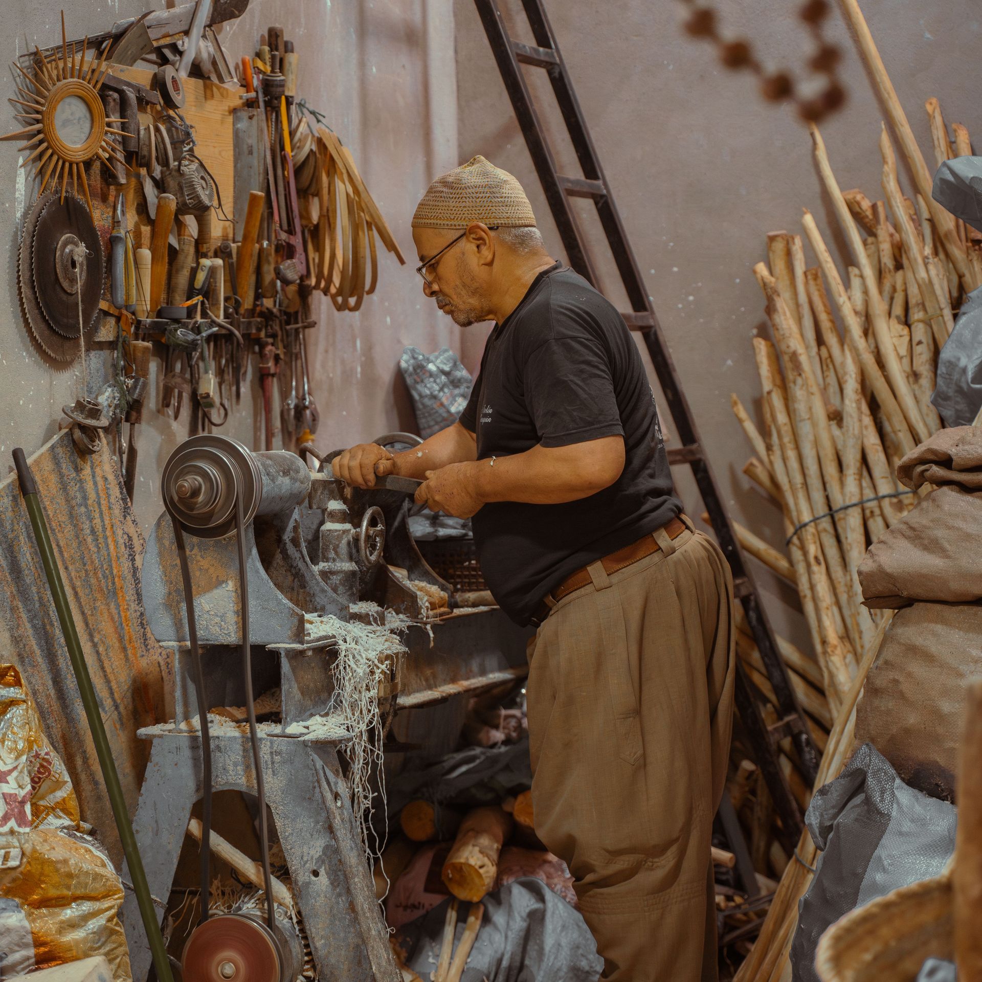 Artisan menuisier au travail dans son atelier