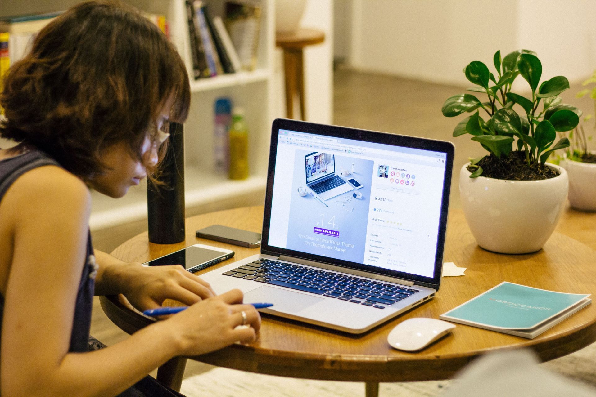 Femme travaillant sur son ordinateur portable, en télétravail