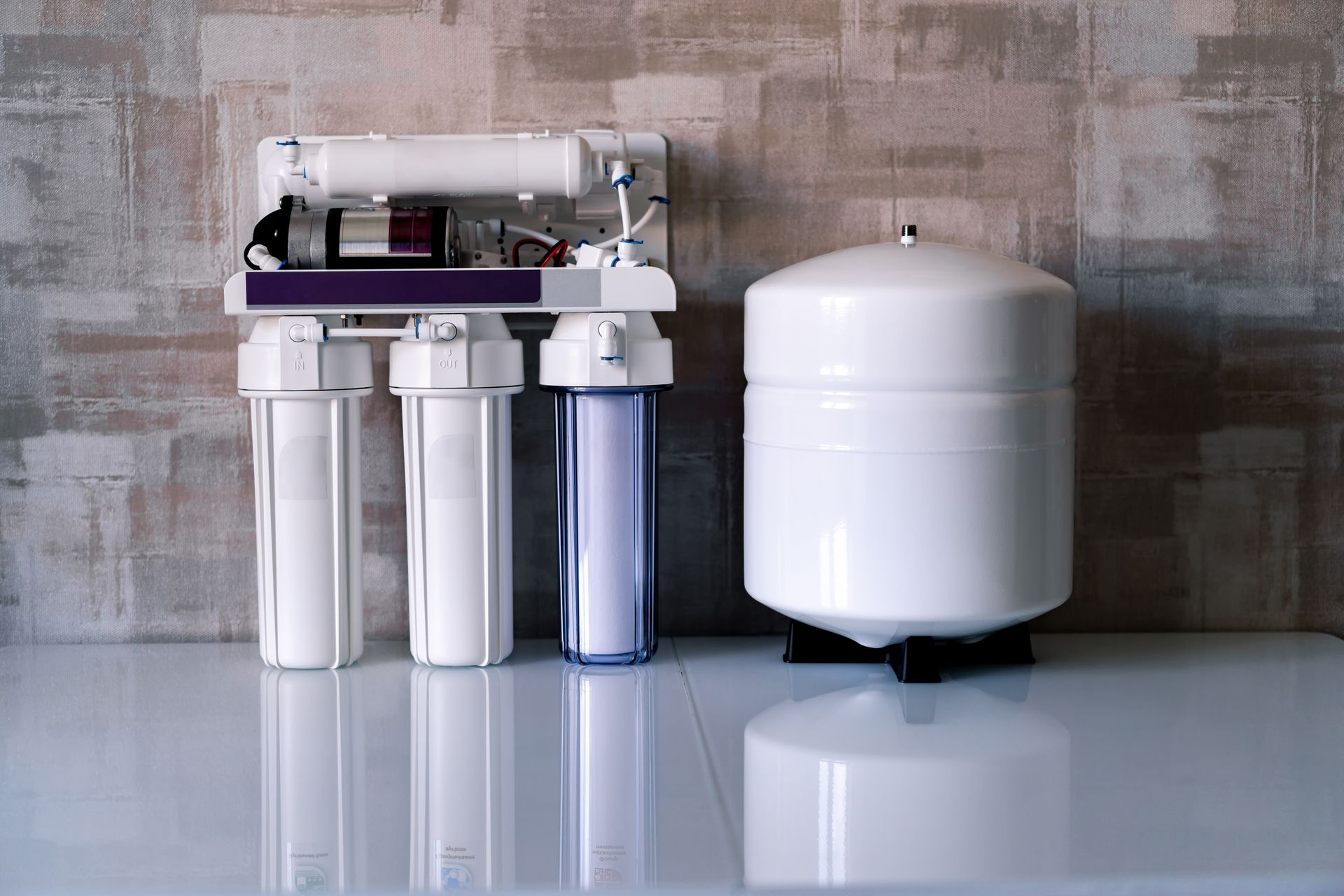 Reverse osmosis water purification system at home.