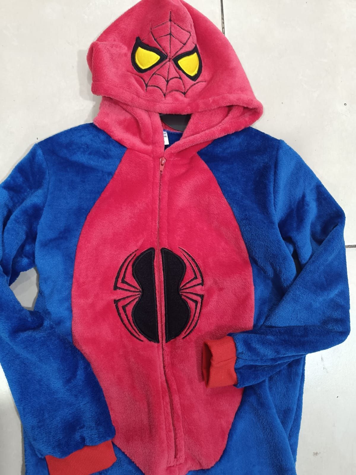Sudadera con capucha de Spider-Man, con capucha roja y mangas azules, con estampado de telaraña y el logo de la araña.