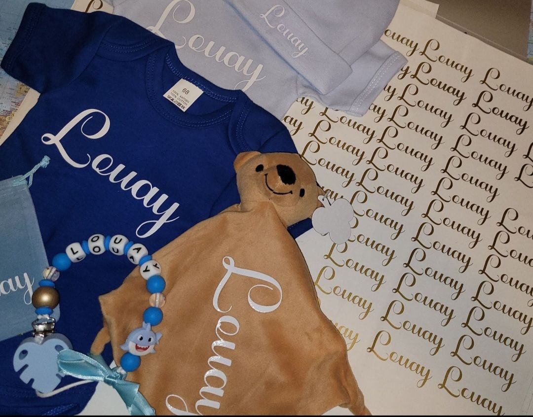 Babykleertjes in blauw, beige en wit met de opdruk 