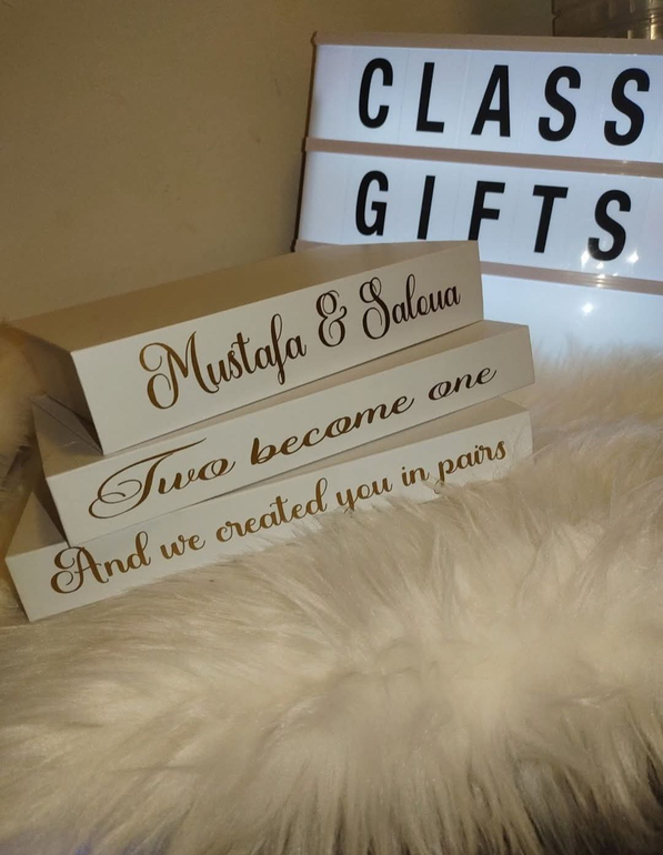 Cadeauverpakkingen met kalligrafie, een bordje met 