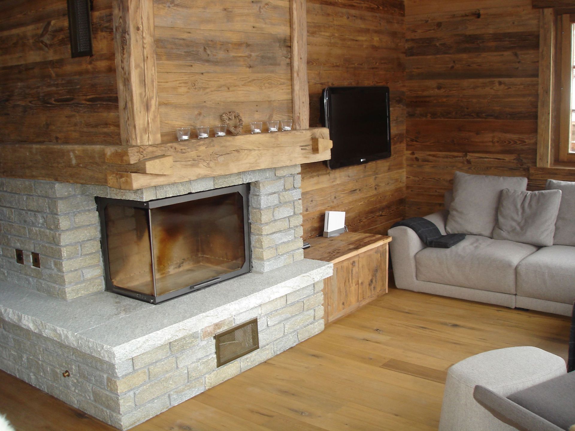 Parquet dans chalet avec cheminée
