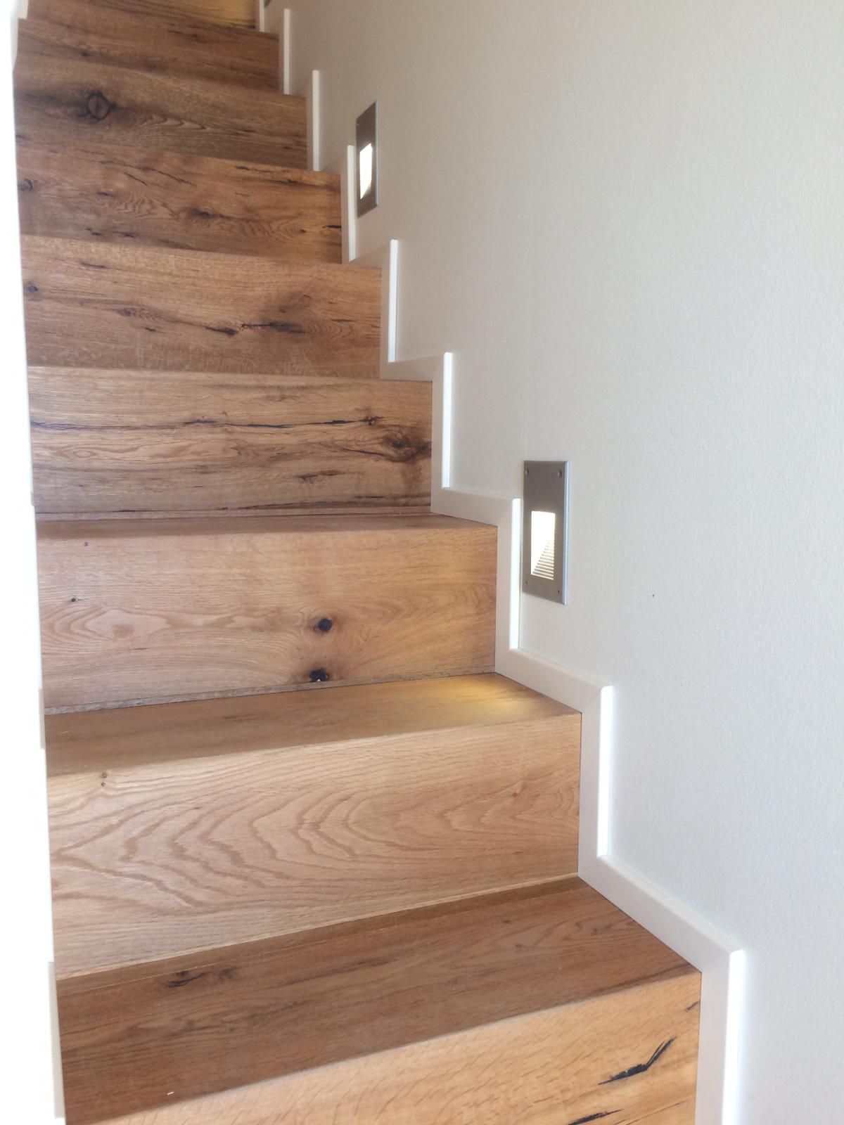 Escalier bois massif et éclairages