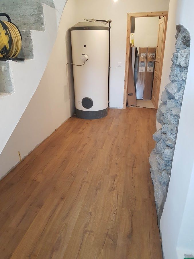 Stratifié posé dans un couloir