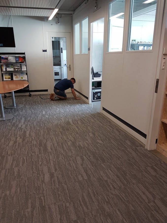 Pose de tapis en dalles posées