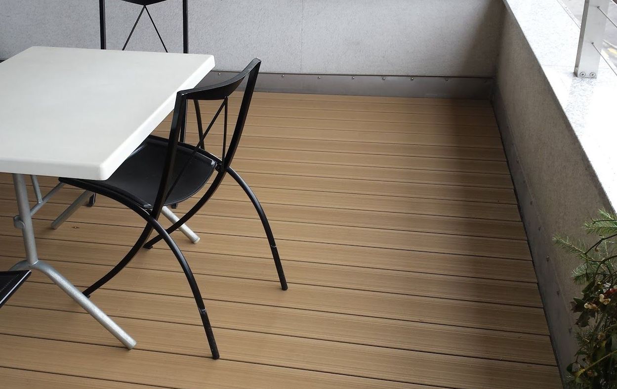 Pose de terrasse terminée sur balcon