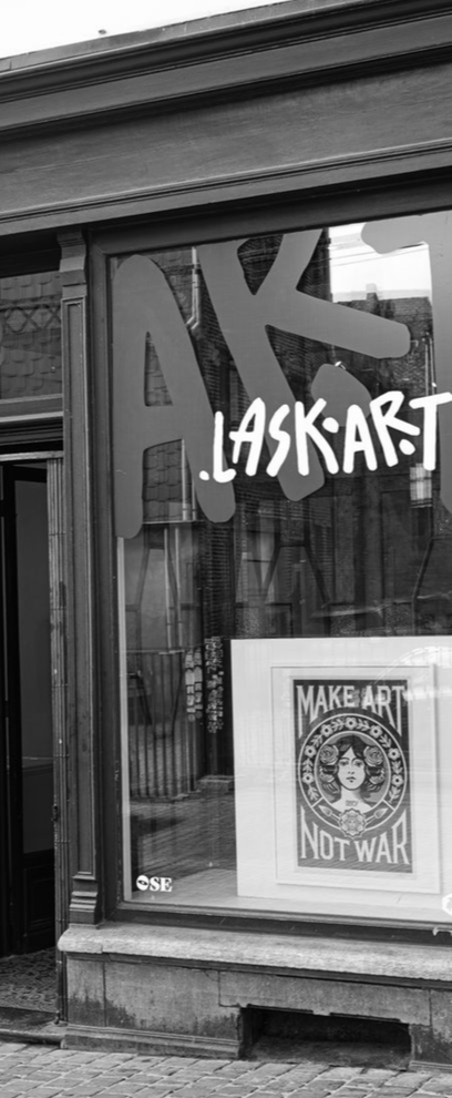 Vitrine en noir et blanc avec inscription « ANKAST » style graffiti et une affiche en vitrine