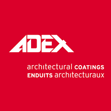 Logo des revêtements architecturaux ADEX sur fond rouge. Texte et logo blancs, « ADEX » en caractères stylisés.
