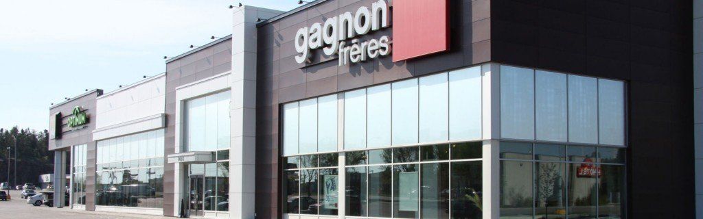 Vue extérieure d'un magasin Gagnon et frères avec de grandes fenêtres et une enseigne.