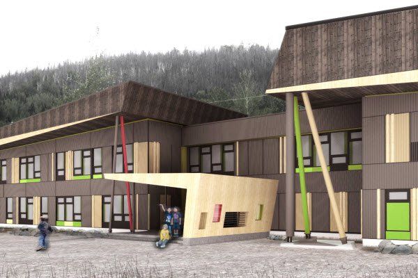 Bâtiment scolaire orné de touches multicolores, des personnes entrant par l'entrée.