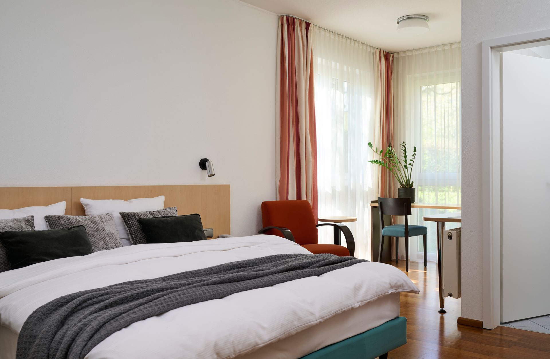 Ein Wohnzimmer mit einem Sofa, einem Sessel und einem Flachbildfernseher