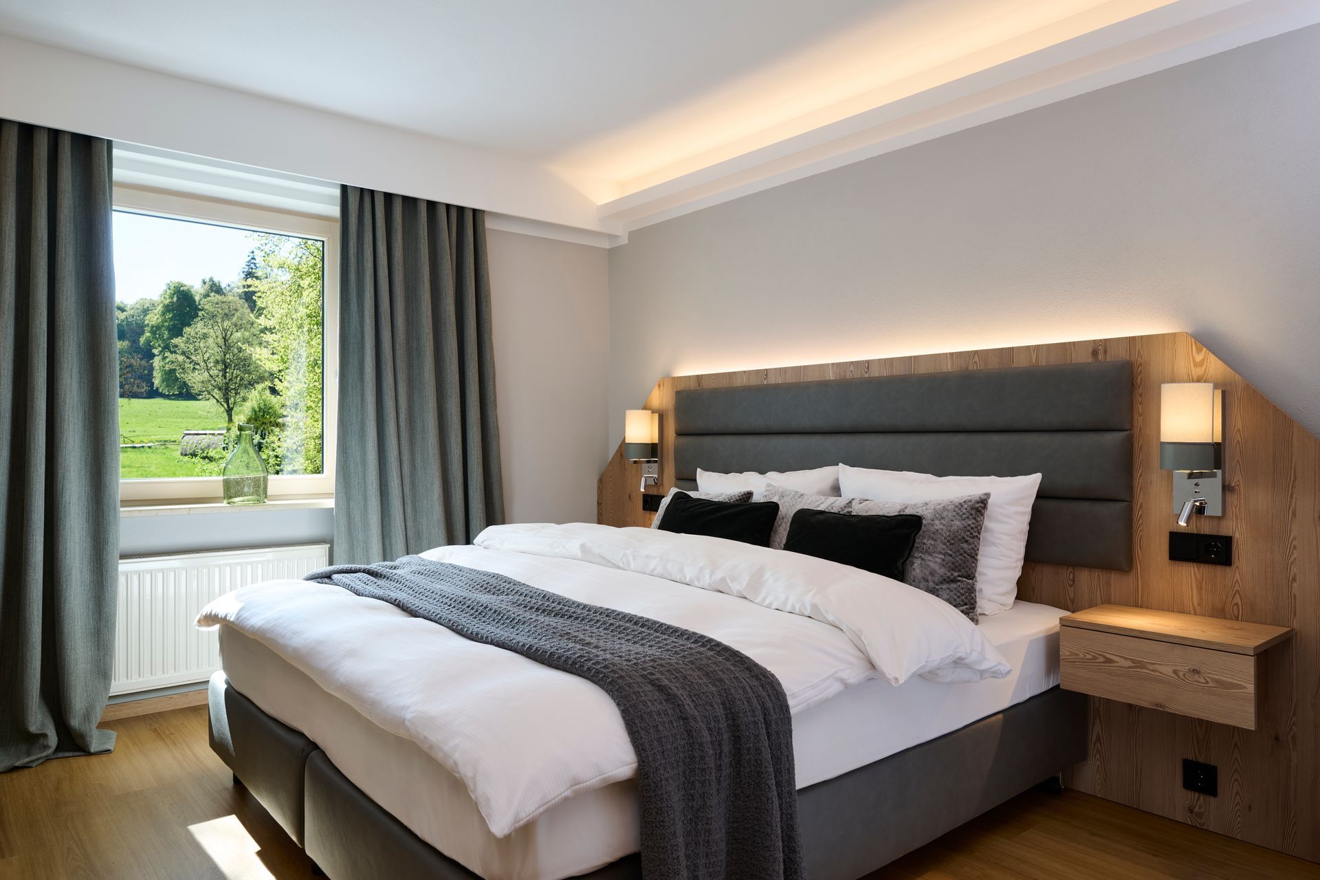 Gemütliches Zimmer mit Balkon, Seeblick, Doppelbett und klassischer Einrichtung.