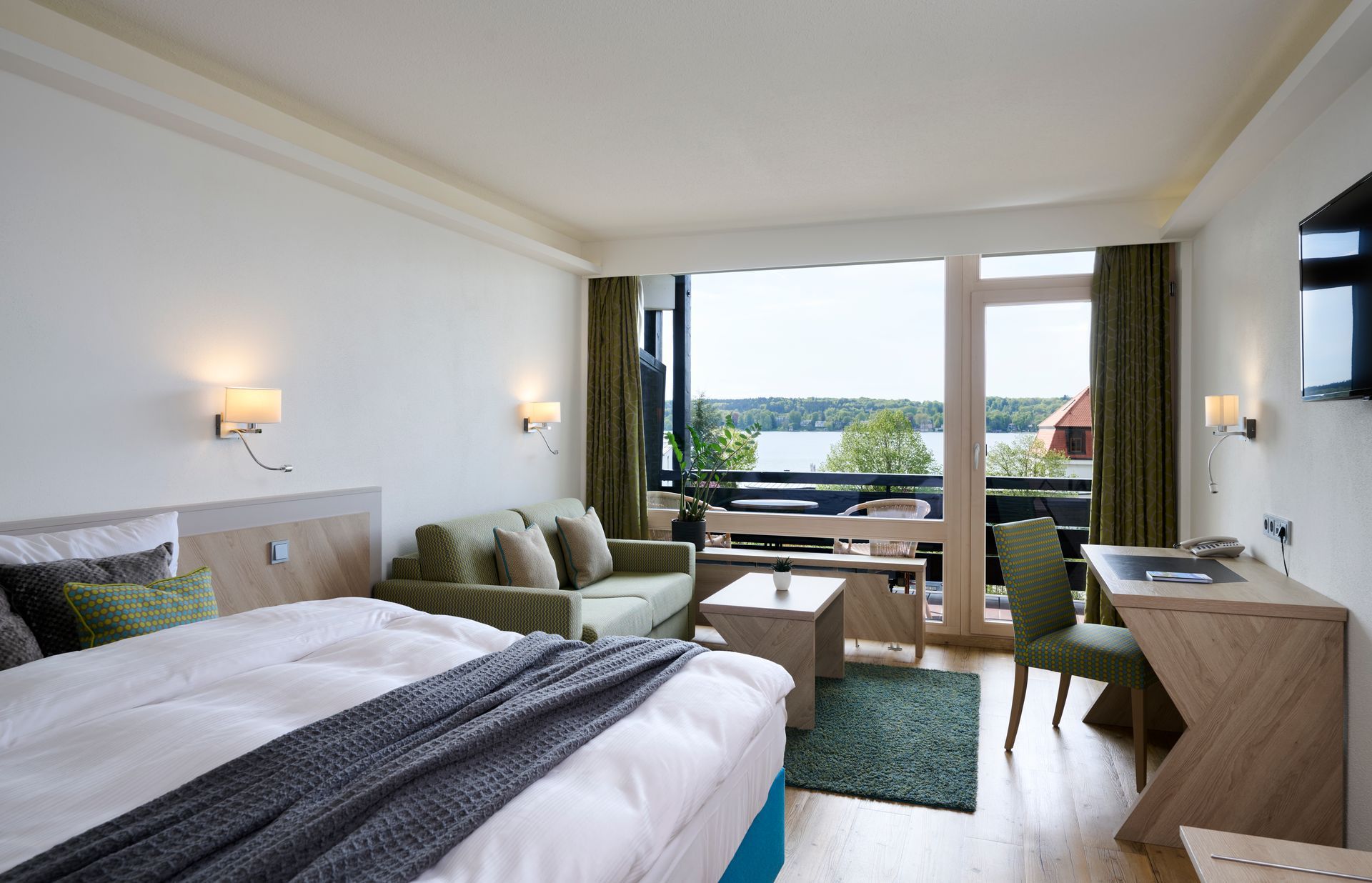 Modern eingerichtetes Doppelzimmer mit Seeblick am Starnberger See.