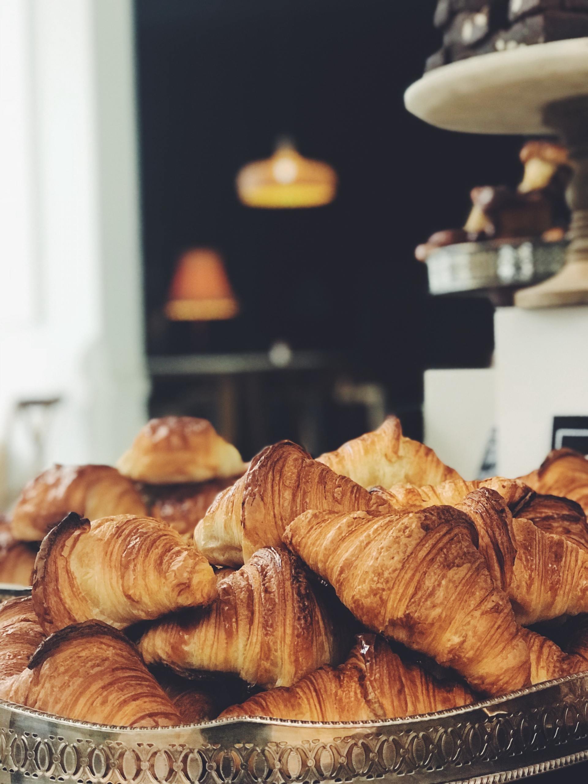 Ein Haufen Croissants liegen auf einem silbernen Tablett