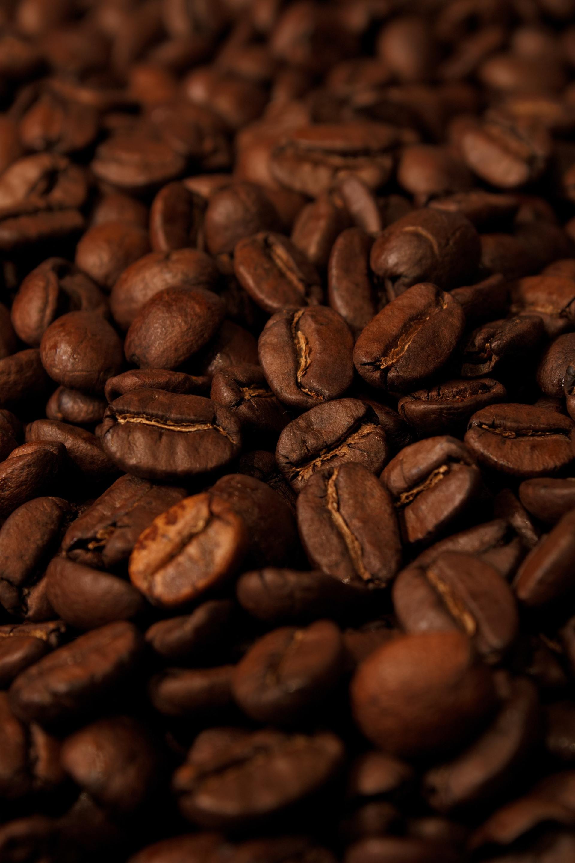 Eine Nahaufnahme eines Haufens Kaffeebohnen auf einem Tisch.