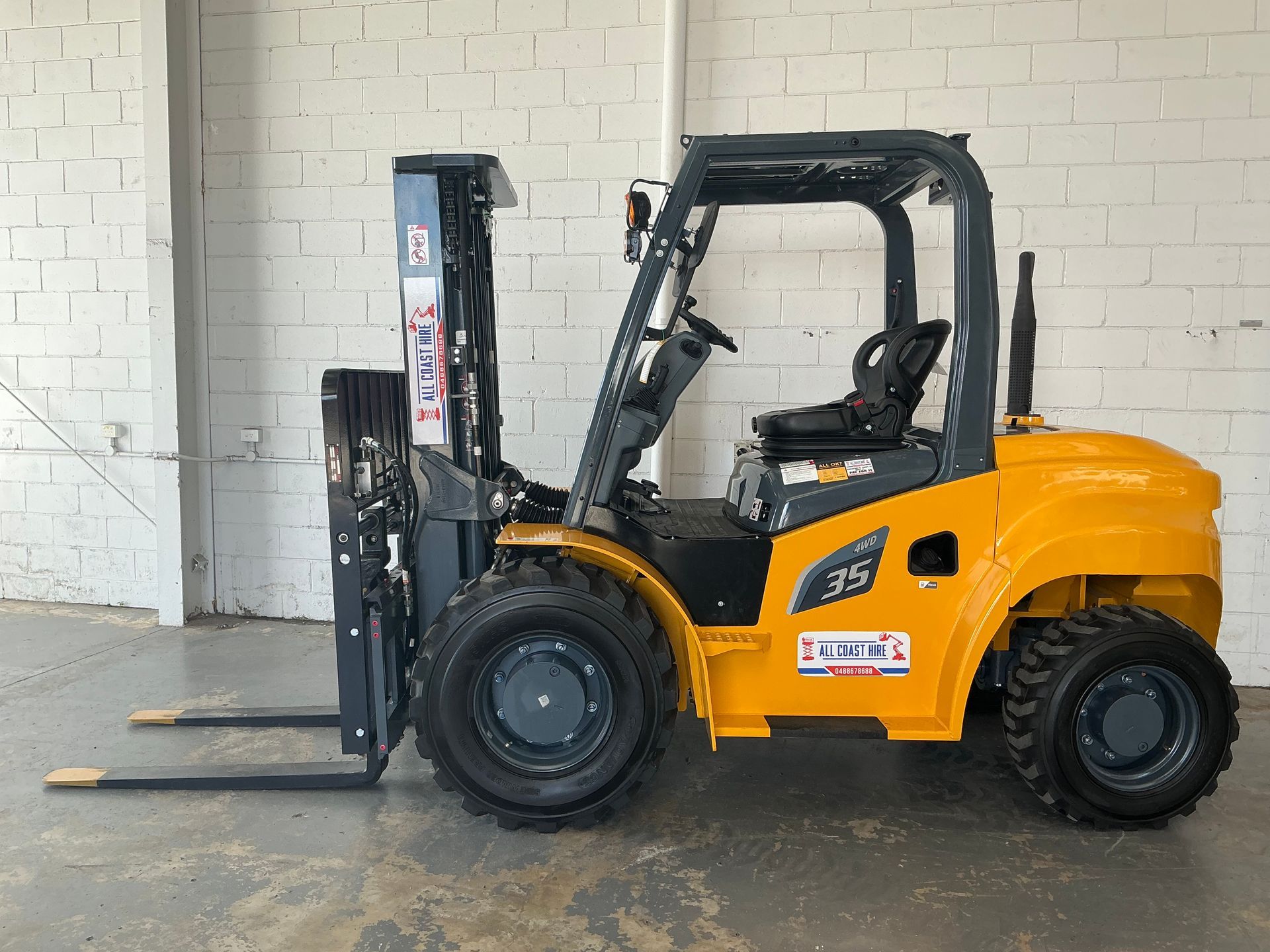 United R-Series All Terrain Forklift 2.5-3.5 Tonne