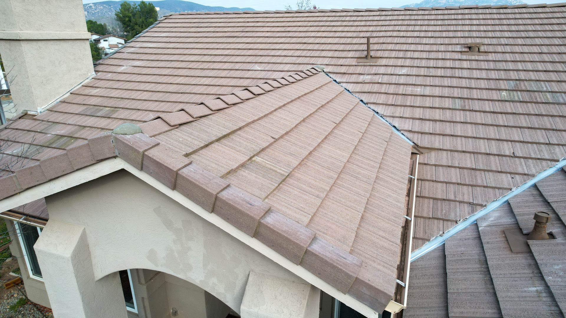 A house with a roof that has a lot of tiles on it