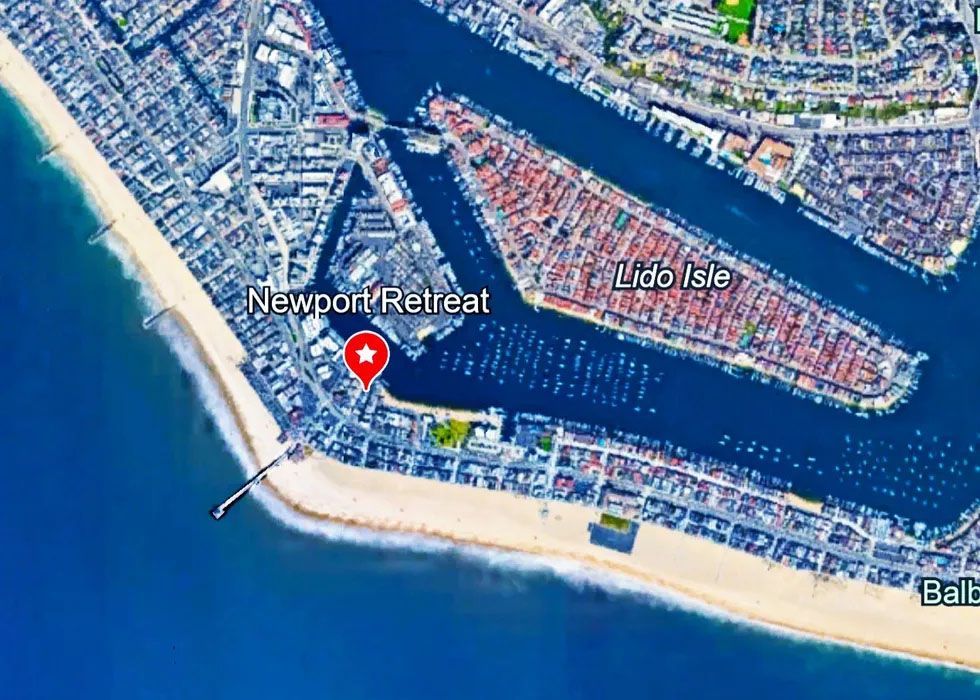 Aerial map of the Balboa Peninsula showing Newport Retreat's location on 20th Street between the beach, Newport Harbor and Lido Isle