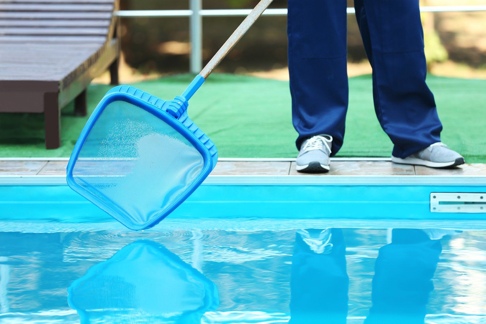 working cleaning pool