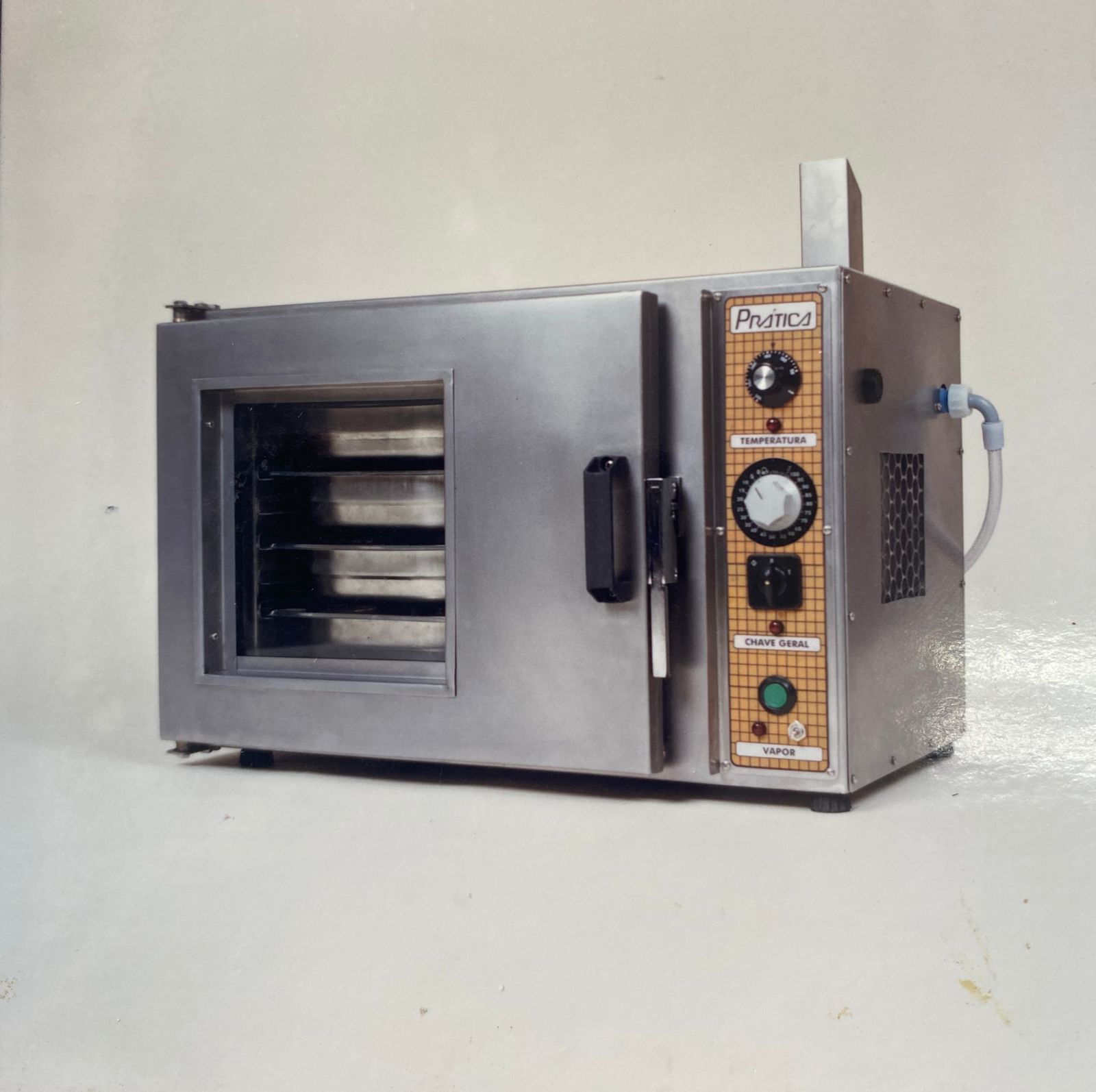 Um forno de aço inoxidável com um painel de controle que diz powerco nele
