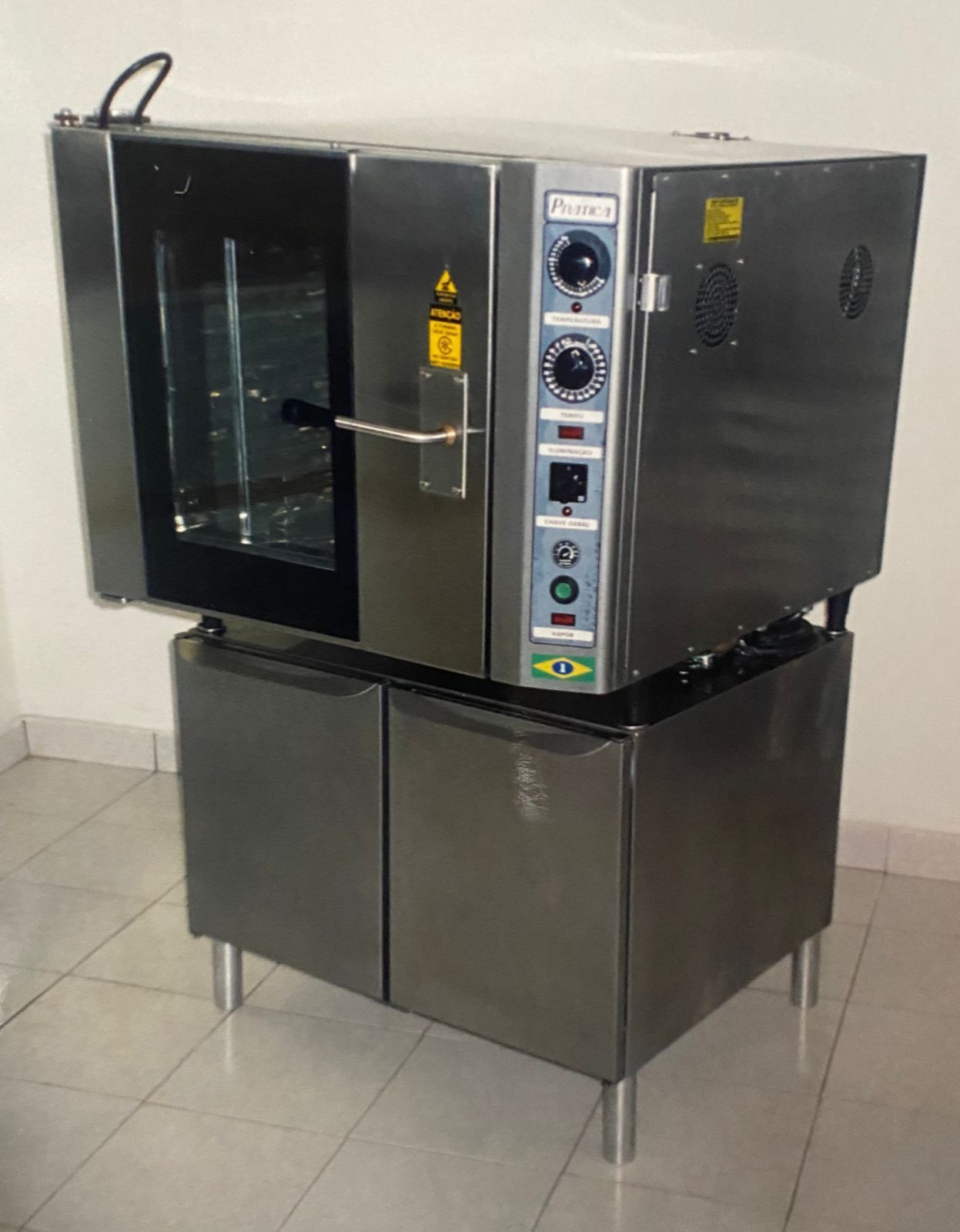 Um forno de aço inoxidável está em cima de um armário