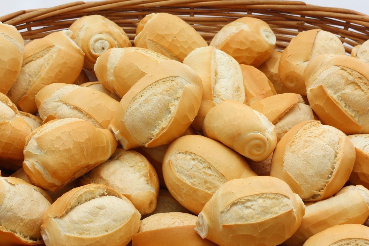 Uma cesta cheia de muitos pãezinhos