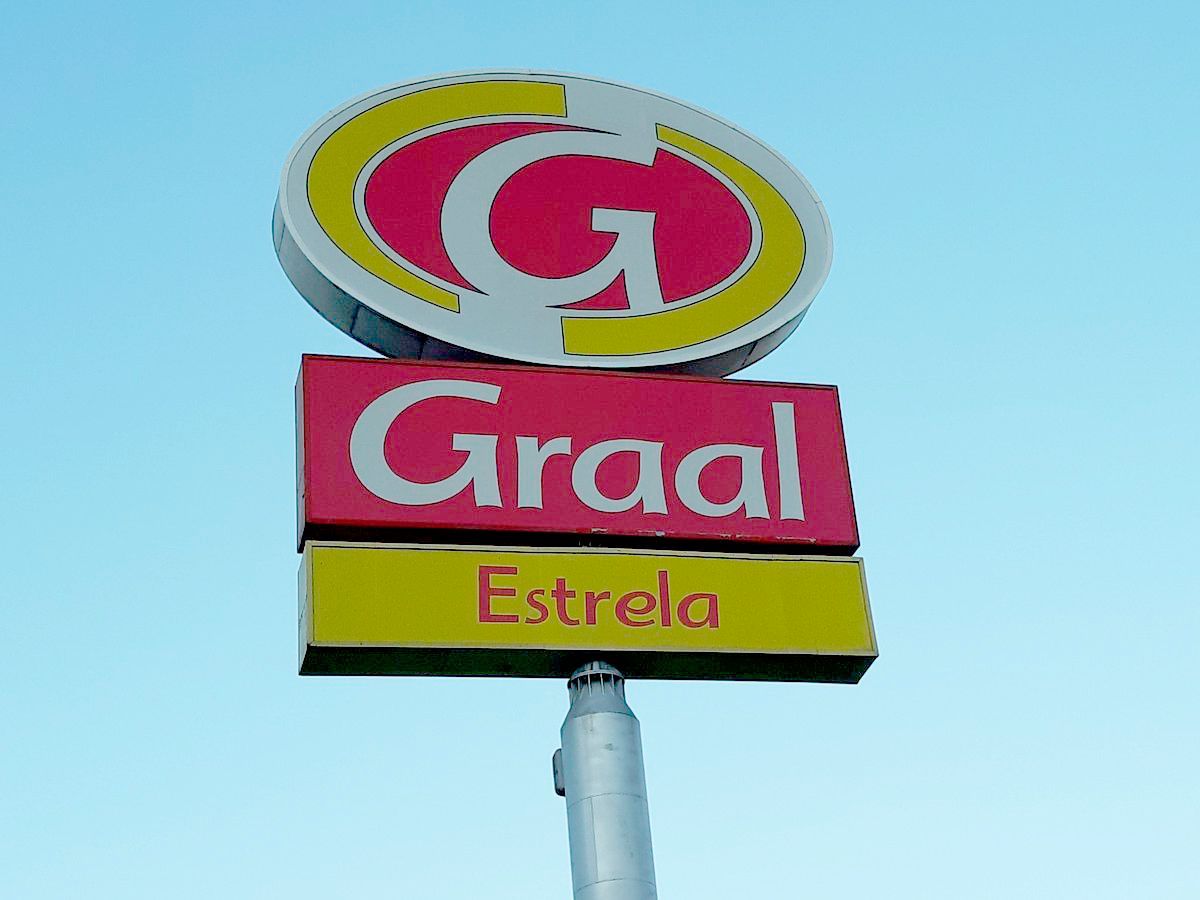 Um sinal para graal estrela contra um céu azul