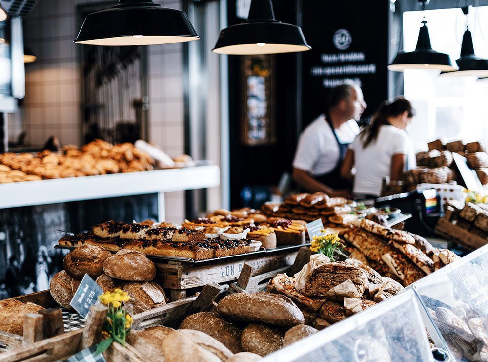 Uma padaria cheia de pães e doces.