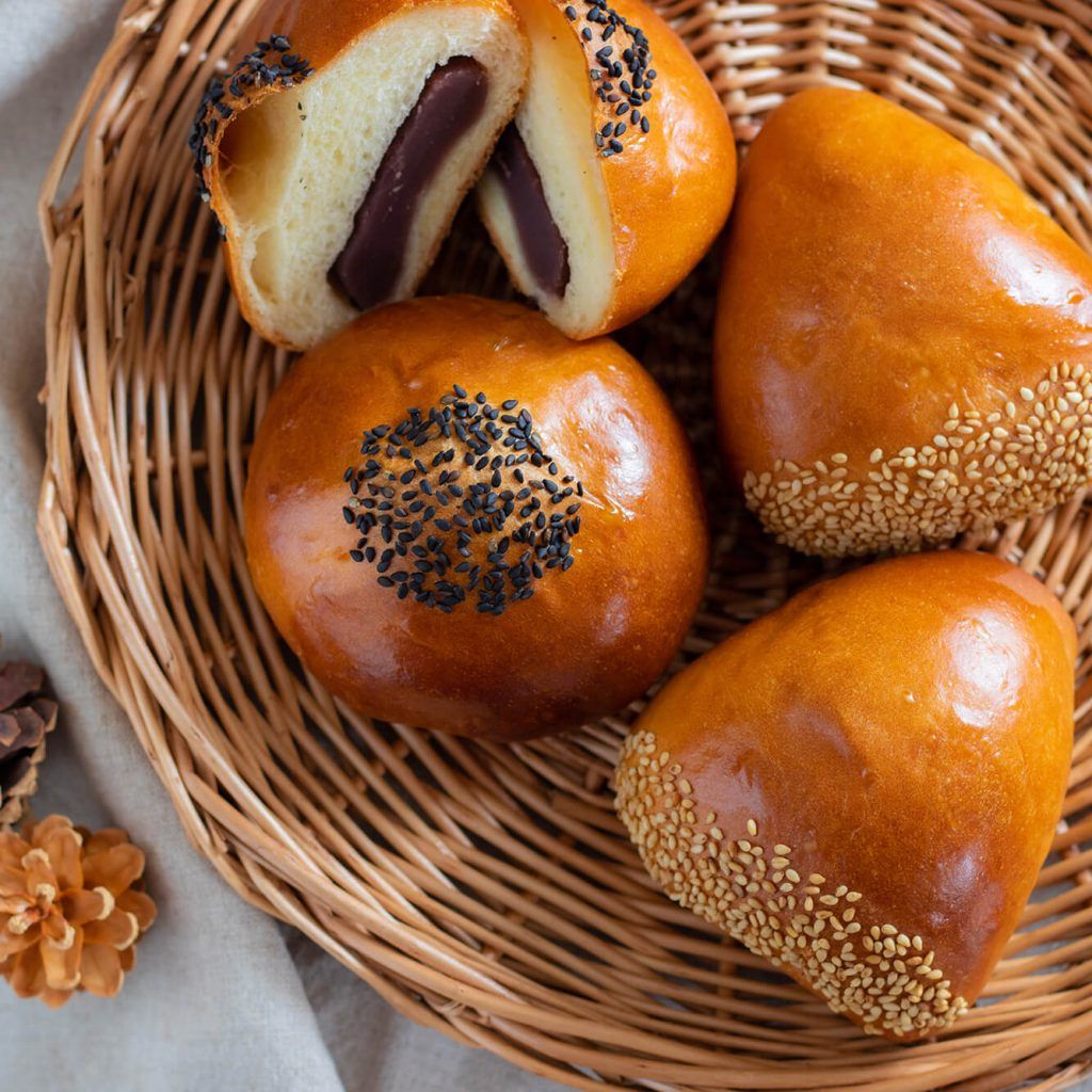 Uma cesta de pão com sementes de gergelim