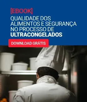 Uma mulher está segurando um tablet em uma padaria.
